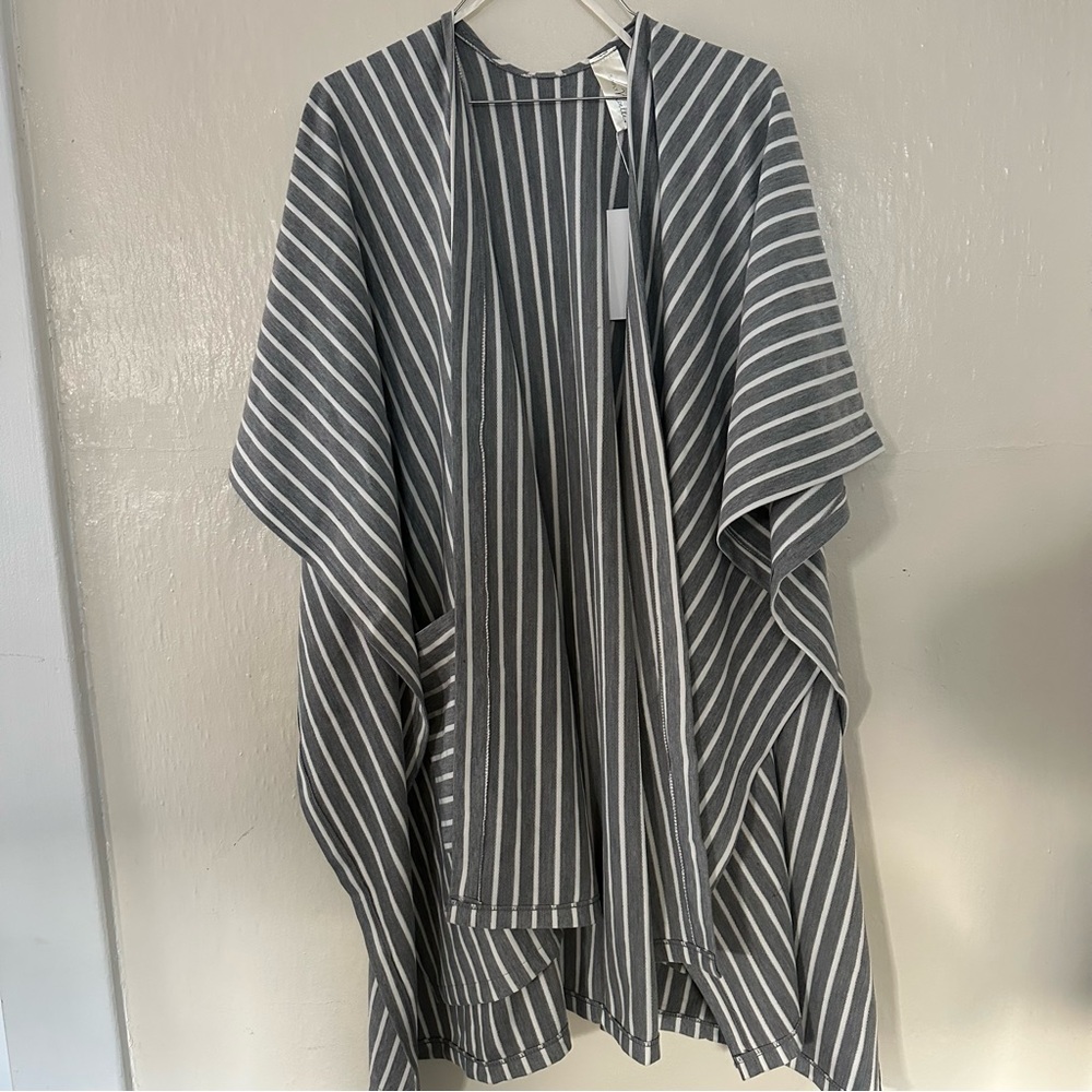 Simply Noelle Wrap with Pockets NWT One size